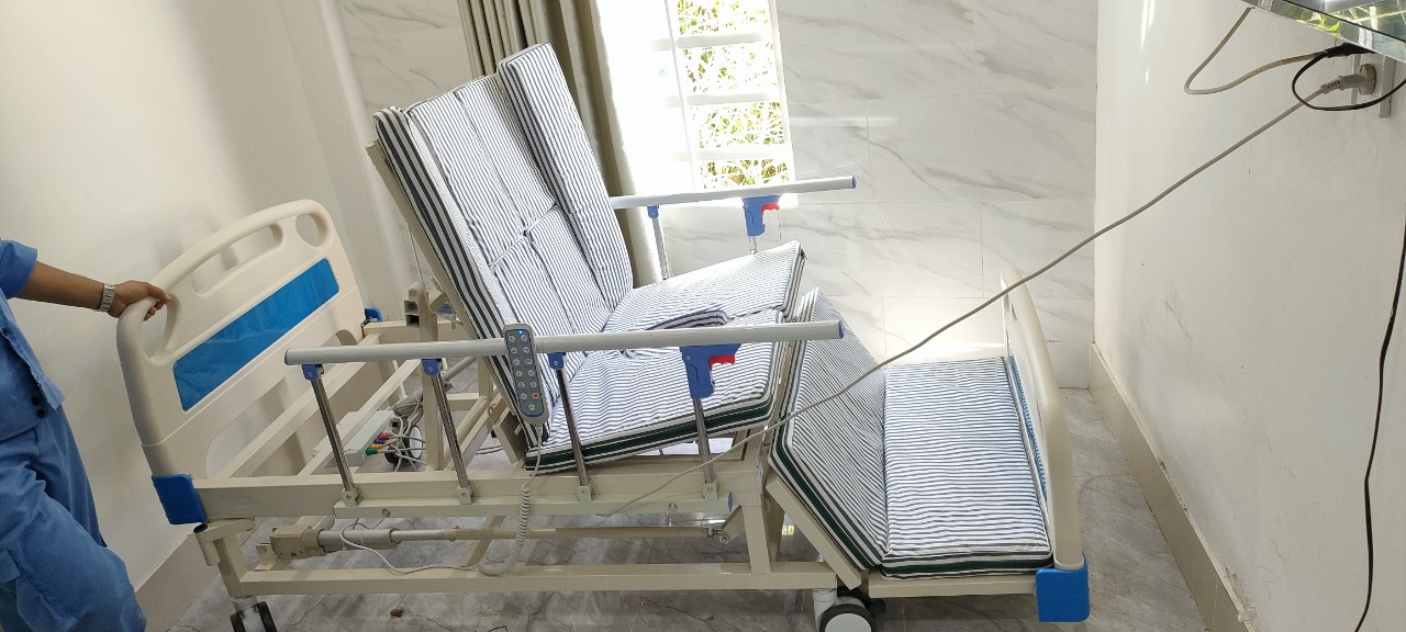 Lý do nên sử dụng giường y tế cho người già