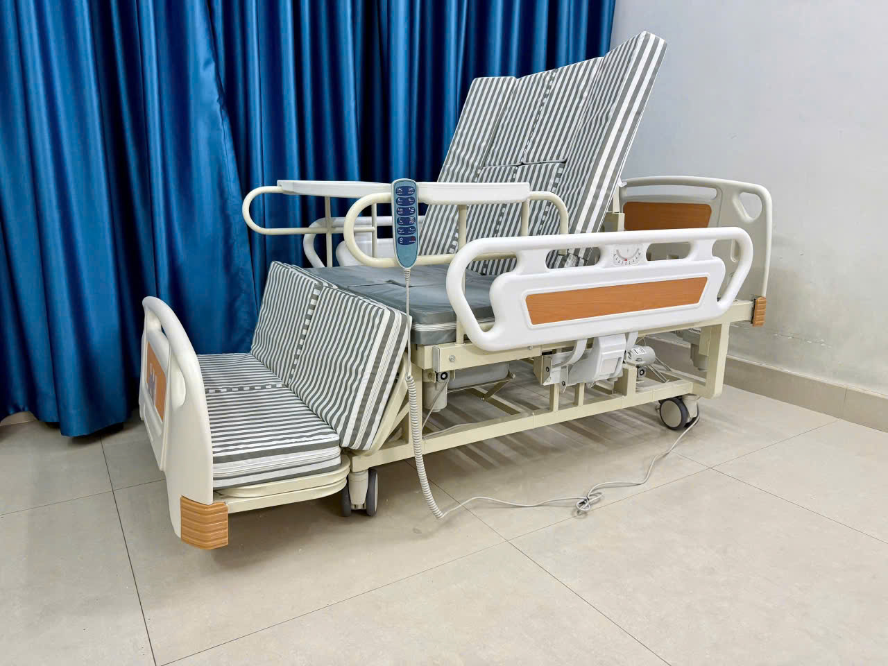 Giường bệnh đa năng có bô vệ sinh