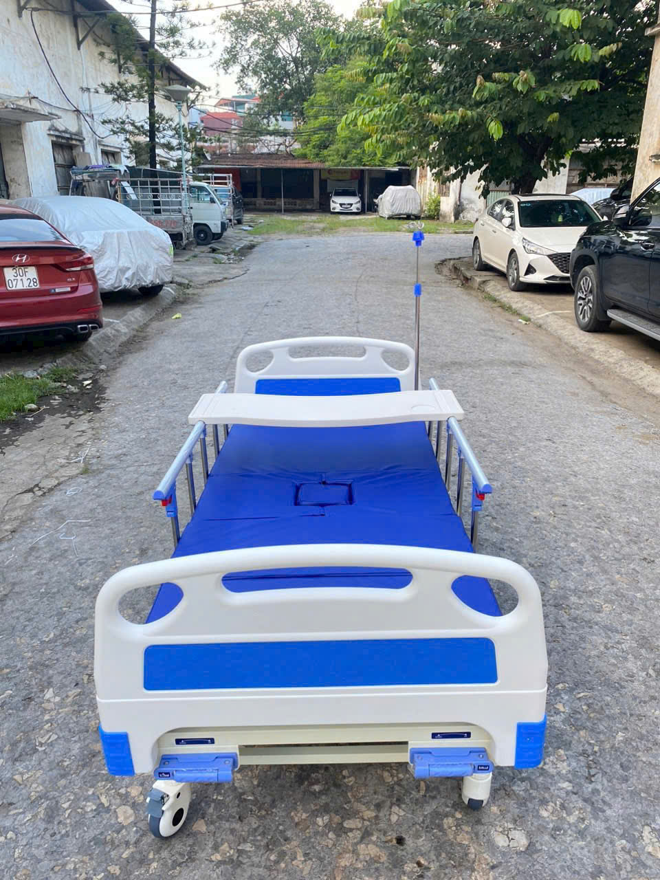 Giường tay quay có bô vệ sinh