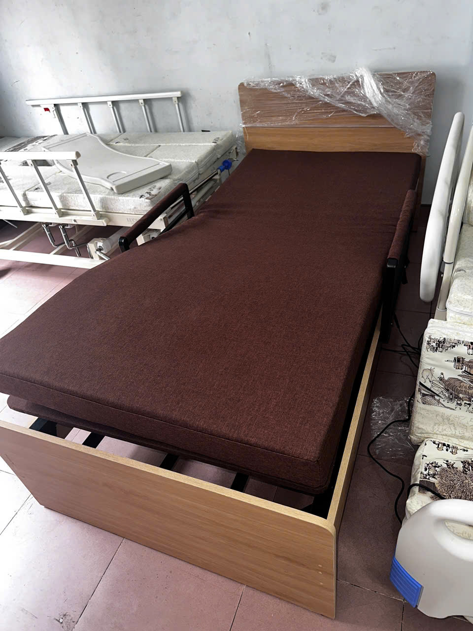 Giường bệnh cho người già và những giá trị mà chiếc giường mang lại cho người bệnh người già