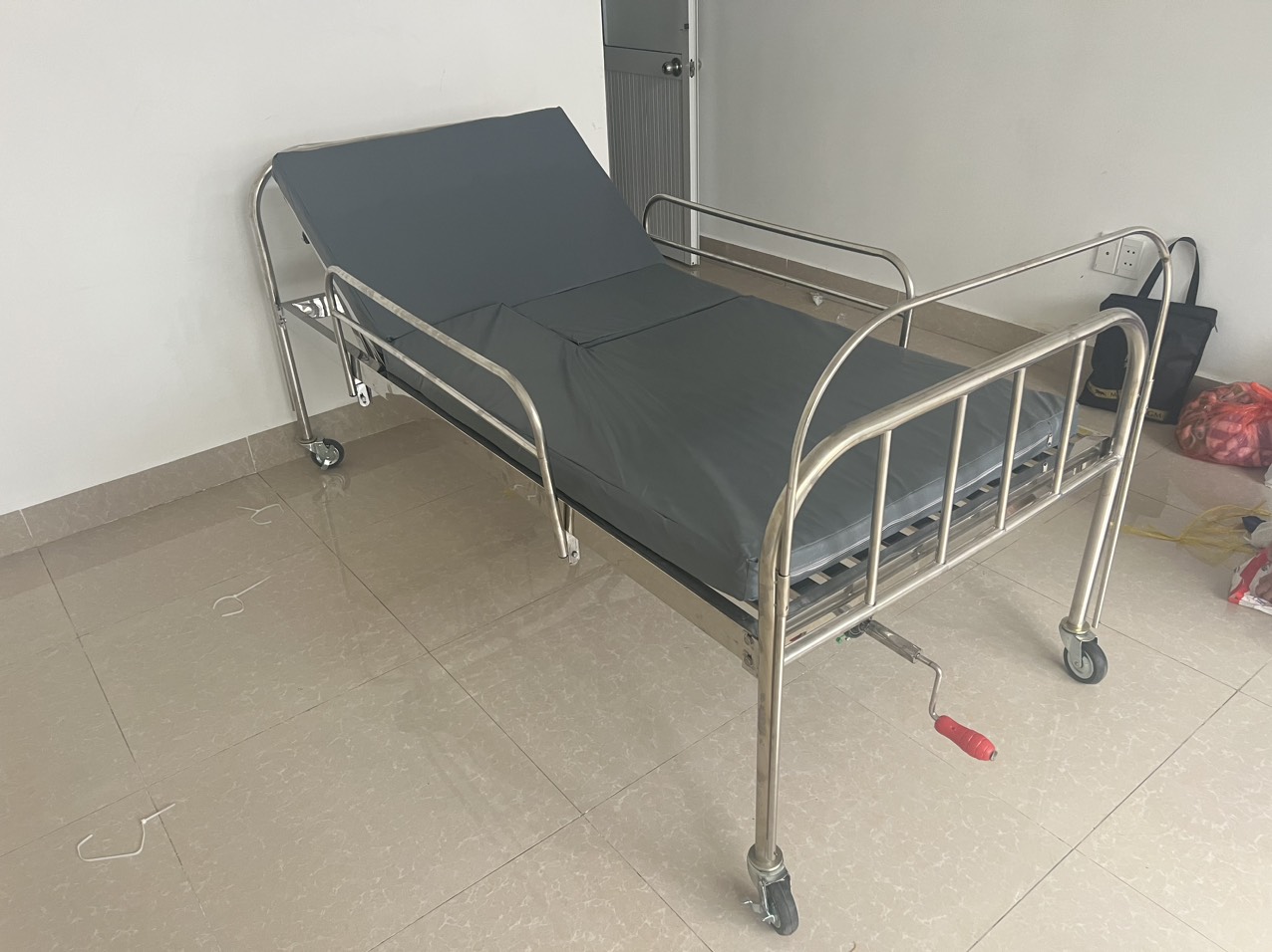 Giường bệnh INOX 1 tay quay thanh lý mới 80%