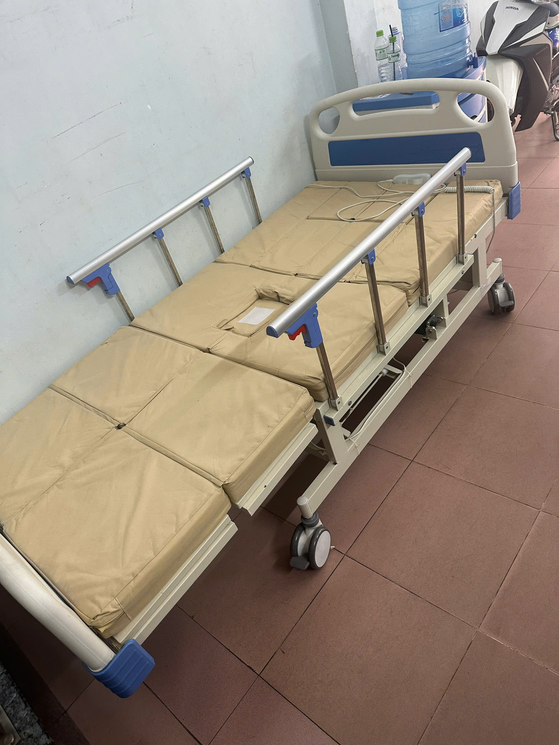 Giường y tế dùng điều khiển mới 97%